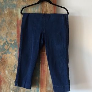 Cropped fitted blue jeans